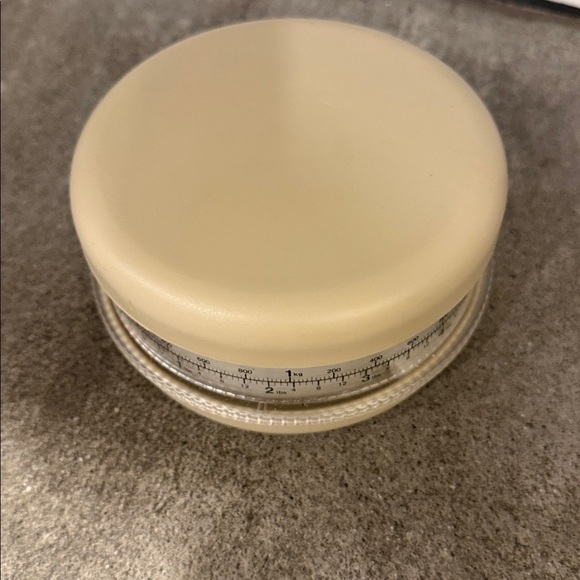 Vintage 1980s Manual Cream Kitchen Scale - Picture 4 of 4